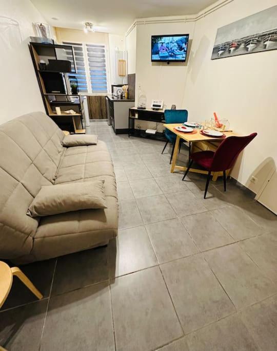 3 Personnes Centre Ville, Avec Cour Apartment